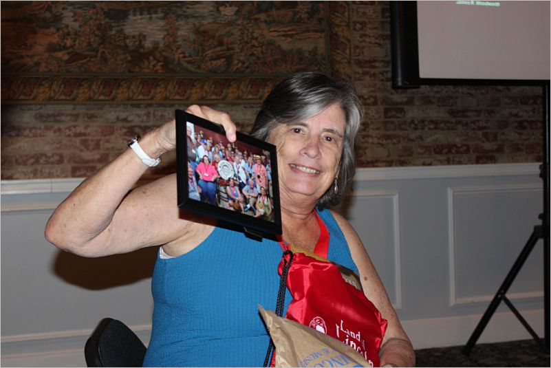 BANQUET ... DIANE LIEBERT RECEIVES APPRECIATION GIFT FOR A GREAT REUNION!!!!